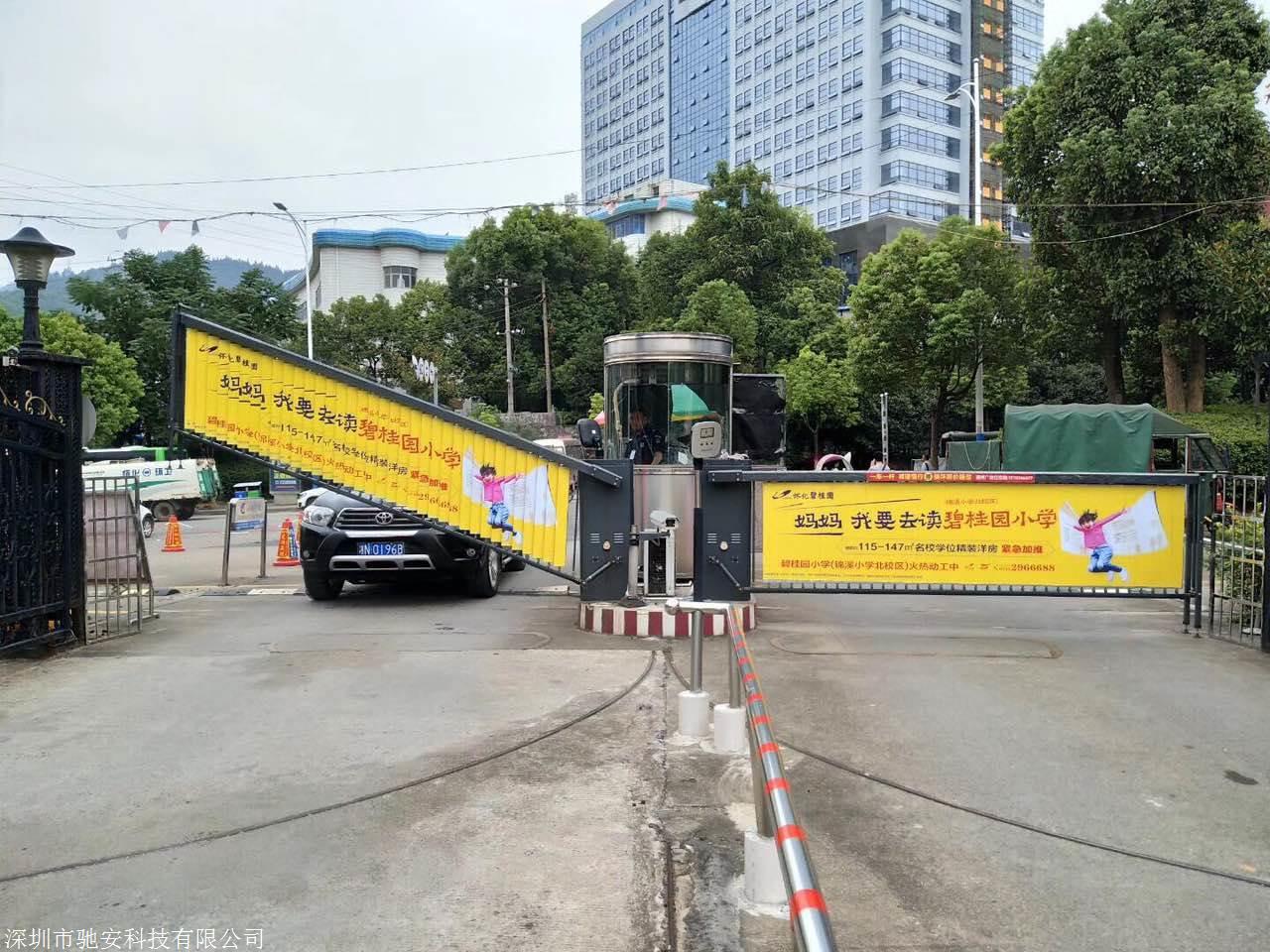驰安广告道闸机 智慧停车场服务的高效之选